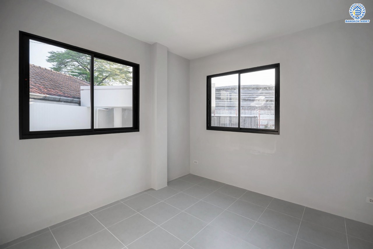 บ้านมือสองตกแต่งใหม่ ดีไซน์สวย โครงการ ลาดพร้าว130 ลาดพร้าว หลังใหญ่ถึง 154 ตร.ว. ฟังก์ชัน 4 ห้องนอน 5 ห้องน้ำ 1 ห้องแม่บ้าน จอดรถได้ 2 คัน พื้นที่ใช้สอยกว่า 589 ตร.ม. รองรับทุกกิจกรรม บนทำเลเชื่อมต่อหลายเส้นทาง อาทิ ถนนรัชดาภิเษก, ถนนเสรีไทย, ถนนรามคำแหง ใกล้จุดขึ้นทางด่วน "ฉลองรัช" ใกล้รถไฟฟ้าสายสีเหลือง "สถานีลาดพร้าว101" และรถไฟฟ้าสายสีส้ม "หัวหมาก"